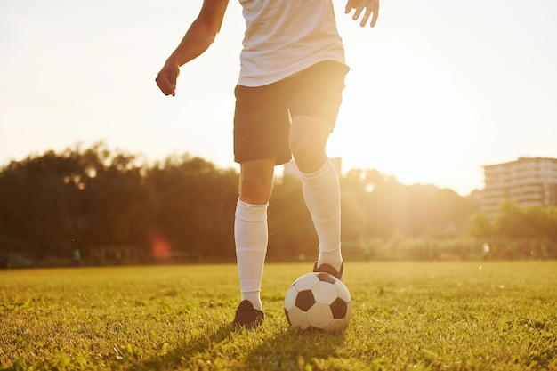 Mooie zonneschijn Jonge voetballer heeft training op het sportieve veld