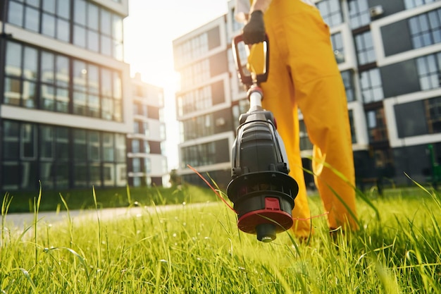 Mooie zonneschijn Man sneed het gras met grasmaaier buiten in de tuin