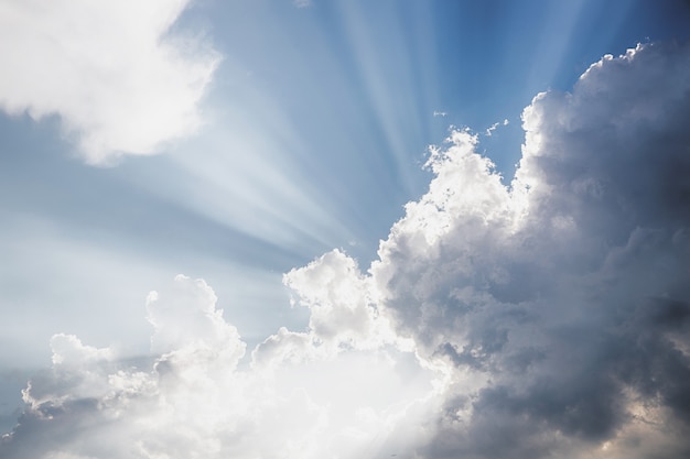 Mooie zonnestraal die door wolken breekt bij zonsondergang.