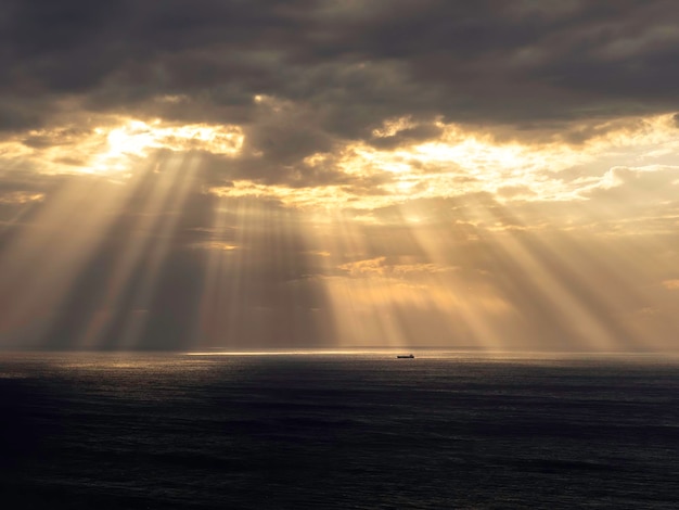 Mooie zonnestralen boven de zee.