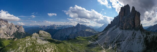 Mooie zonnige dag in de Dolomieten Uitzicht op Tre Cime di Lavaredo drie beroemde bergtoppen die op schoorstenen lijken