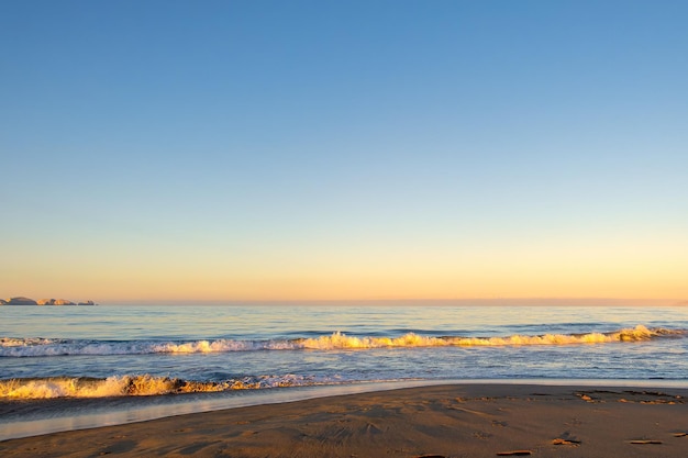 Mooie zonnige zonsopgang op het strand