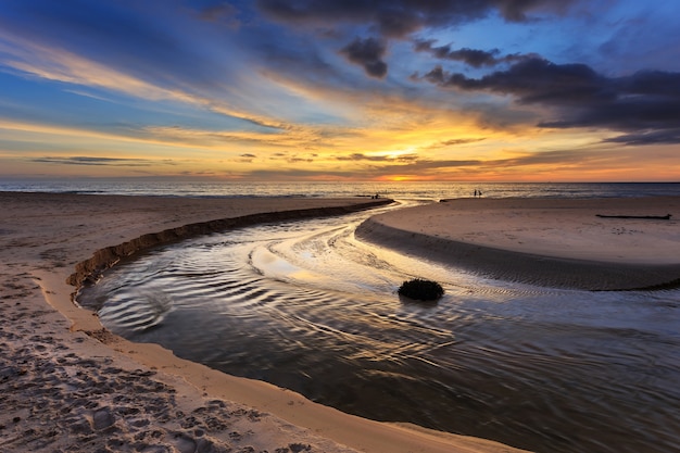 Mooie zonsondergang bij Karon-strand in Phuket, Thailand