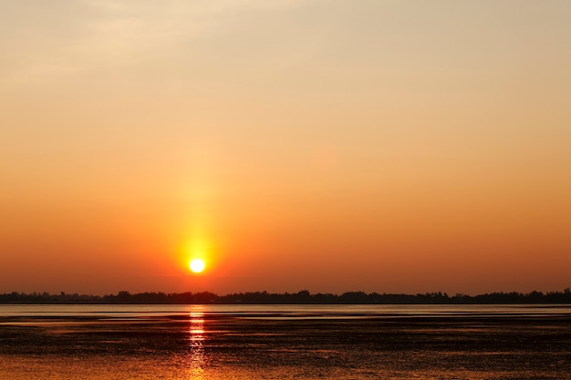 Mooie zonsondergang boven het meer