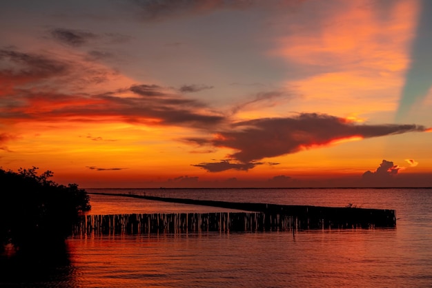 Mooie zonsondergang hemel over de tropische zee rode zonsondergang lucht skyline aan de zee schoonheid in de natuur