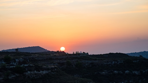 Mooie zonsondergang in bergdorp van Cyprus.