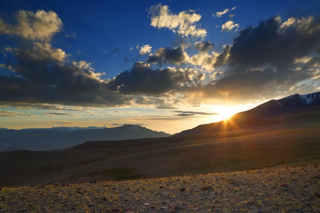 Mooie zonsondergang in de bergen van Altai