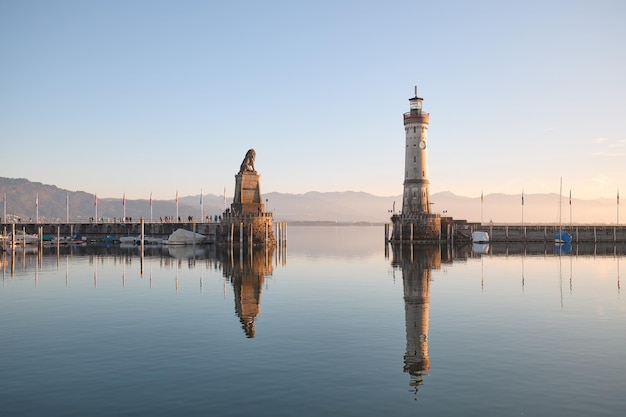 Mooie zonsondergang in de haven van lindau Duitsland