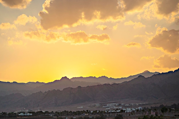 Mooie zonsondergang in Lagoona-strand, Dahab, Egypte