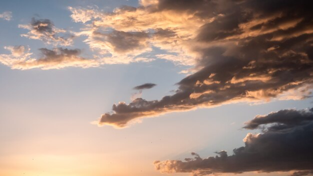 Mooie zonsondergang met gouden hemelwolk.