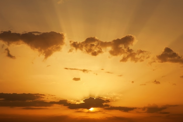 Mooie zonsondergang met zonnestralen. Zonsondergang hemel achtergrond