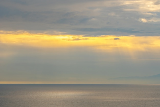 Mooie zonsondergang op de kust van Amalfi. Positano resort. Zeegezicht.