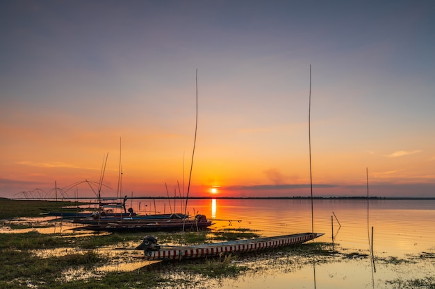 Mooie zonsondergang op het visserijdorp in Ubonrat-dam, Thailand.