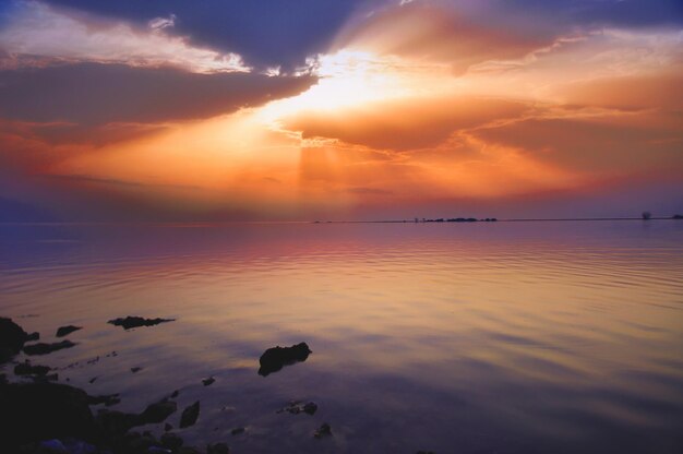 Mooie zonsondergang over de oceaan. Zonsopgang in de zee. Zee fotografie.