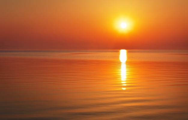 Mooie zonsondergang over de oceaan. Zonsopgang in de zee