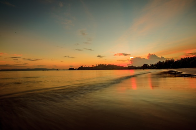 Mooie zonsondergang over tropisch strand en zee in Thailand