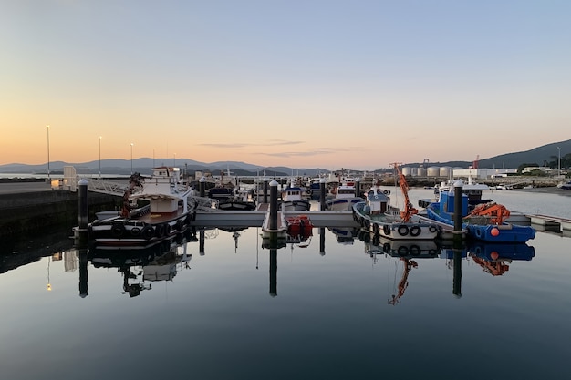 Mooie zonsondergang over zeehaven dramatisch landschap, Vilagarcia de Arousa, Galicië, Spanje