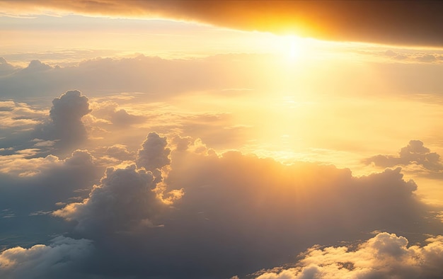 Mooie zonsonderganghemel boven Wolken met Dramatisch Licht