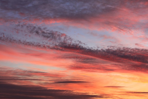 Mooie zonsonderganghemel met wolken Natuurlijk concept als achtergrond