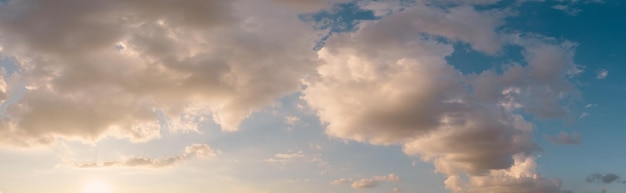 Mooie zonsonderganghemel met wolkenachtergrond