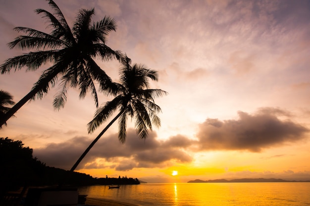 Foto mooie zonsonderganghemel over tropisch strand en overzees