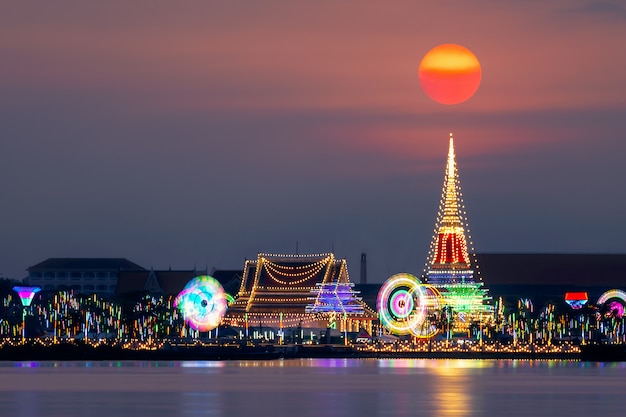 Foto mooie zonsondergangscène in phra samut chedi, samut prakan, thailand.