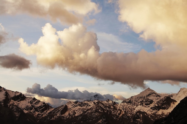 Mooie zonsondergangwolken in de berg Cordilleras