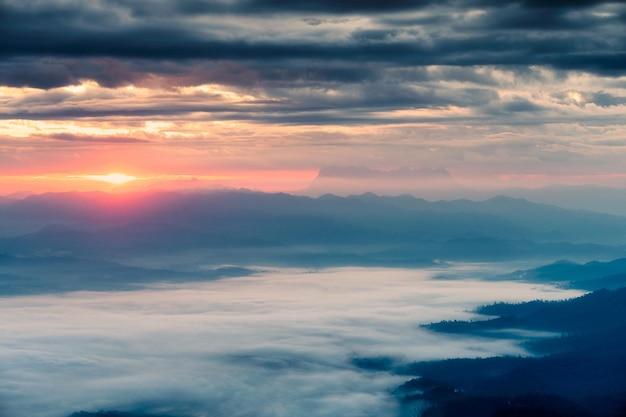 Mooie zonsopgang boven de berg met Doi Luang Chiang Dao piek en mistig in de vallei bij nationaal park Doi Dam Wiang Haeng Chiang Mai Thailand