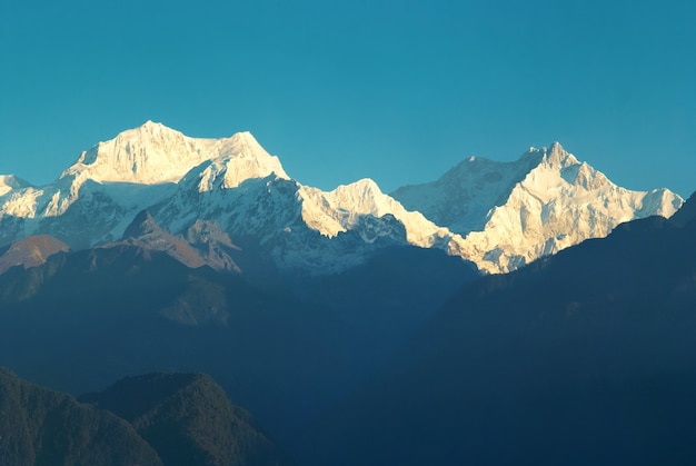 Mooie zonsopgang boven hoge berg Kangchenjunga, India