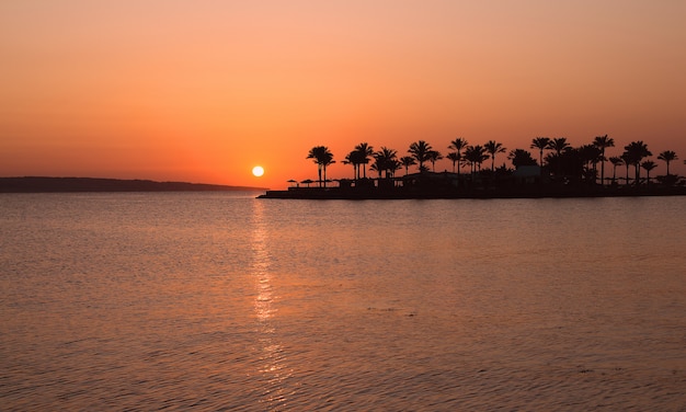Mooie zonsopgang in Egypte op het strand.