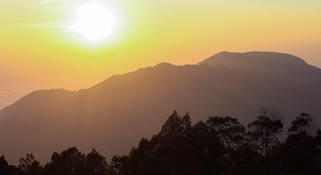 Mooie zonsopgang vanaf Sikunir Peak, Wonosobo, Midden-Java