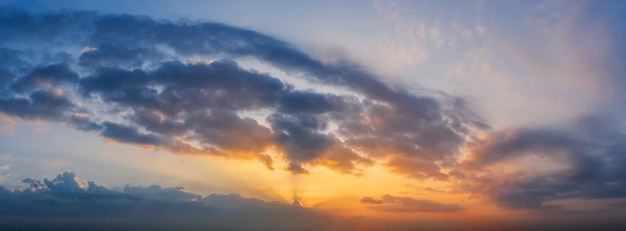 Mooie zonsopganghemel met zonnestralen die door de wolken glanzen.