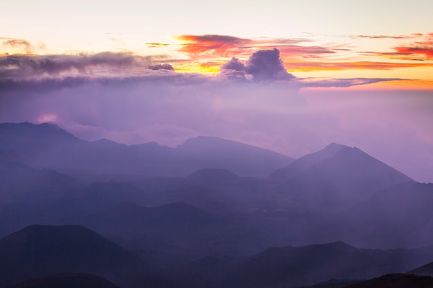 Mooie zonsopgangscène op Haleakala-vulkaan, het eiland van Maui, Hawaï