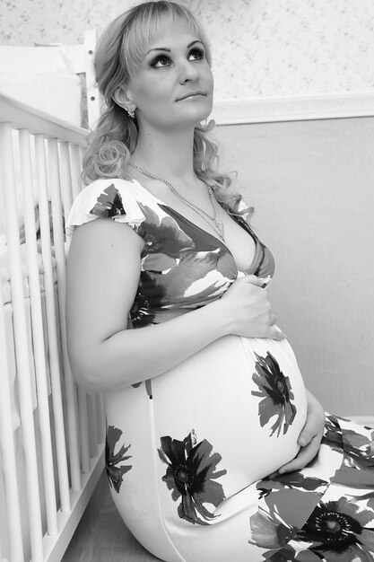 Mooie zwangere blonde bereidt zich voor om moeder te worden
