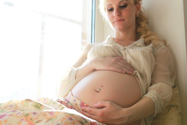 Mooie zwangere blonde bereidt zich voor om moeder te worden