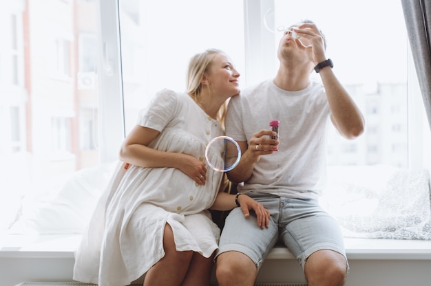 Mooie zwangere vrouw en haar knappe echtgenoot