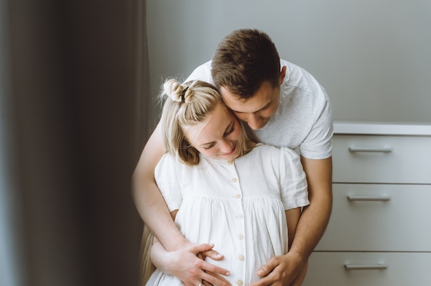 Mooie zwangere vrouw en haar knappe echtgenoot