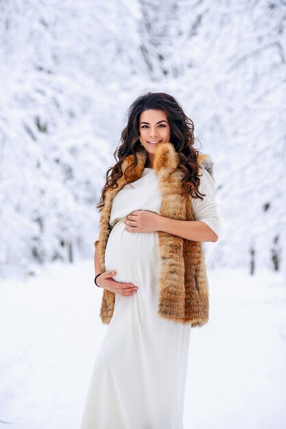 Mooie zwangere vrouw in de winter