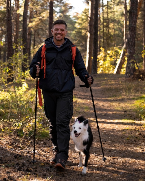 Mooie zwart-witte hond en man loopt