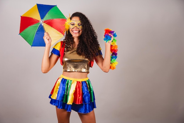 Mooie zwarte Braziliaanse vrouw met frevo kleding carnaval dragend masker met carnaval ketting