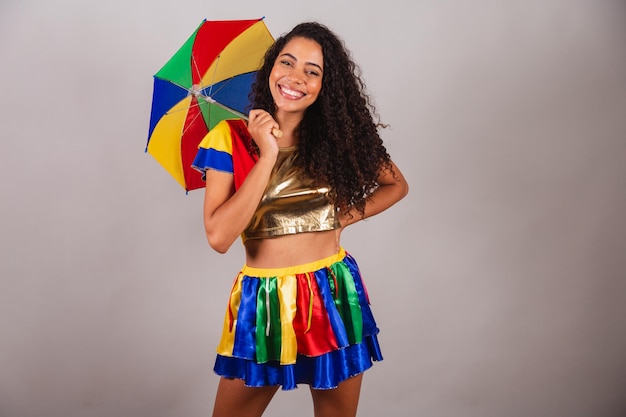Mooie zwarte Braziliaanse vrouw met frevo outfit en paraplu carnaval