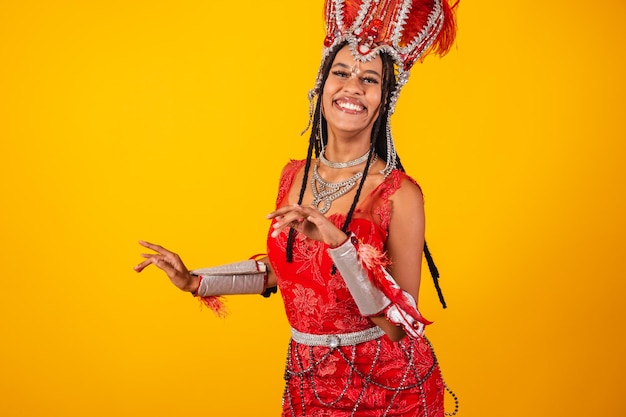 Mooie zwarte braziliaanse vrouw met rode carnaval kleding dansen feesten