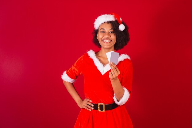 Mooie zwarte braziliaanse vrouw verkleed als santa claus mama claus met creditcards