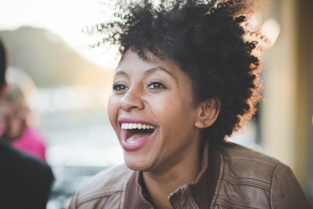 mooie zwarte krullende haar Afrikaanse vrouw