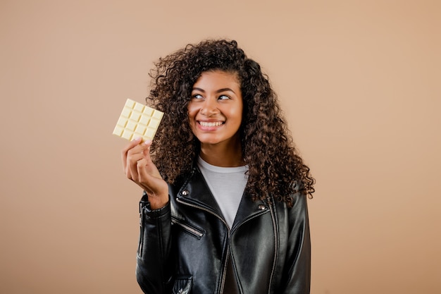 Mooie zwarte met witte chocolade die over bruin wordt geïsoleerd