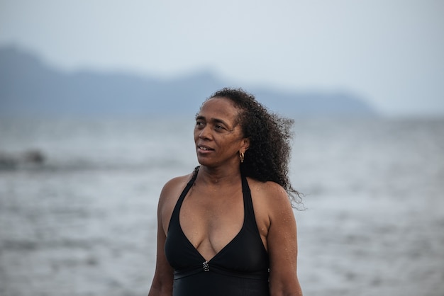 Mooie zwarte vrouw in bikini in een vulkanisch strand in Santo Antao, Kaapverdië