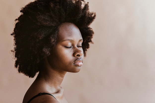 Mooie zwarte vrouw met afrohaar