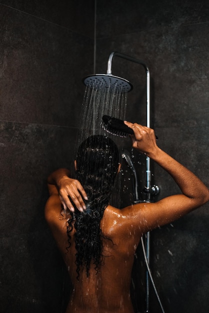Mooie zwarte vrouw onder de douche