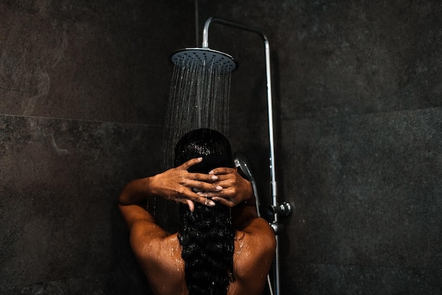 Mooie zwarte vrouw onder de douche