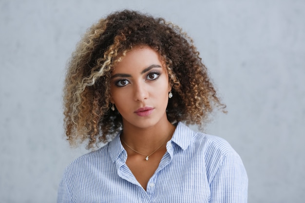 Mooie zwarte vrouw portret met krullend haar